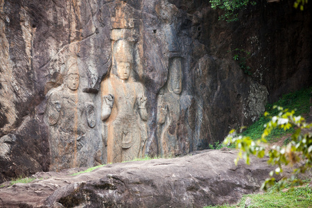 佛像雕刻在岩石在斯里兰卡湖 Buduruvagala 寺