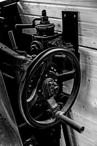 一个老蒸汽机车内部的黑色和白色细节