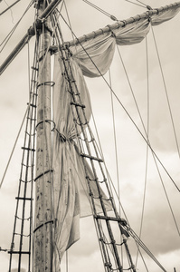 桅杆和索具 色调的帆船