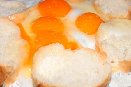 煎的鸡蛋和面包