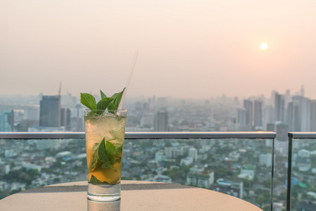 莫吉托鸡尾酒在屋顶酒吧的桌子上