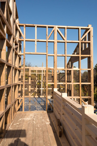 木构架下施工的新房子