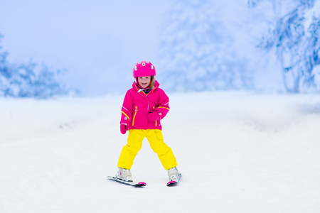 小孩滑雪图片