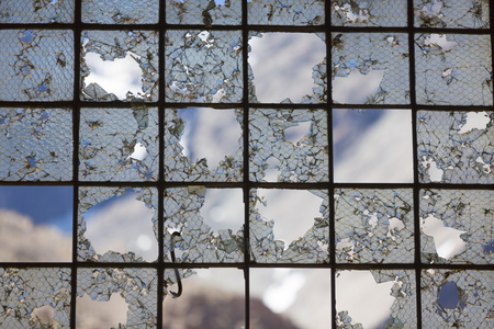 旧工业铁窗框架生锈碎玻璃