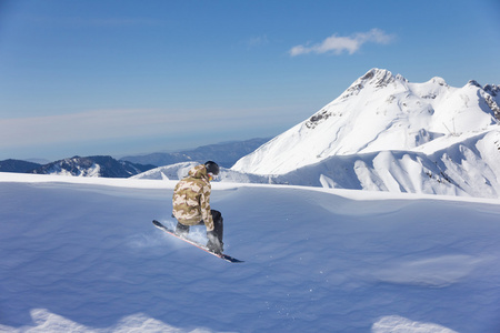 山上的飞行滑雪板。极限运动