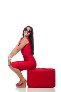 女人穿着红色与白色的行李箱