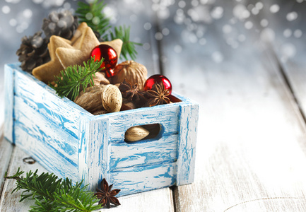 圣诞饼干 坚果和茴香在木盒子里