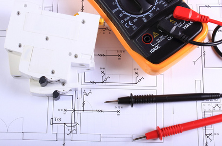 在施工图上的万用表和电力保险丝