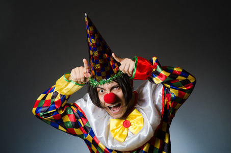 深色背景上请滑稽小丑照片