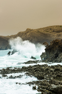 海浪在岩石上