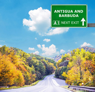 安提瓜和巴布达道路标志反对清澈的天空