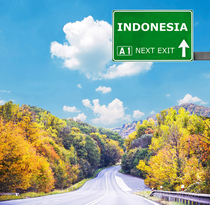 印度尼西亚道路标志反对清澈的天空