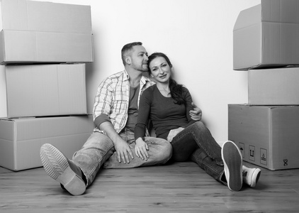 幸福的夫妇，在他们新家与纸板箱