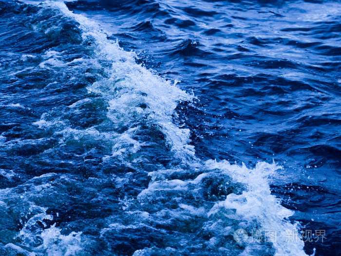 强大的水流形成泡沫的波峰