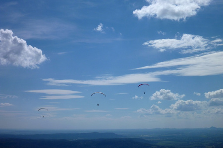 Paraglides 在天空飞行