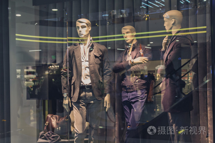 商店橱窗中的男模特