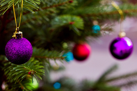 紫色和绿色玻璃球圣诞树上。新年和圣诞节贺卡