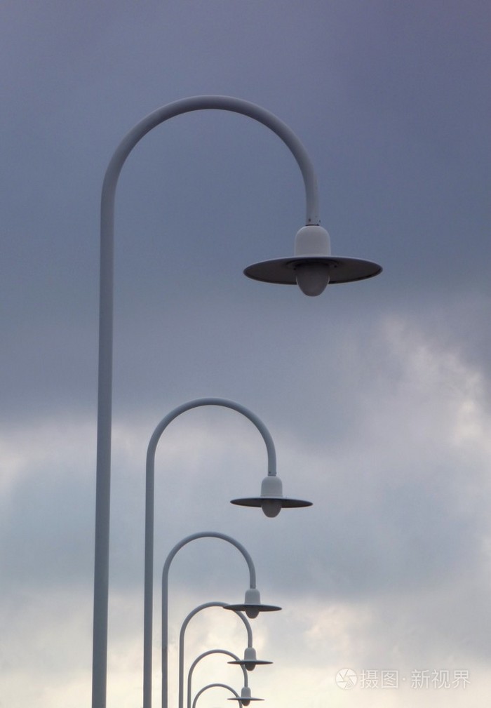 一排拱形路灯