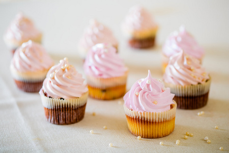 在白表高轻风格的粉红色蛋糕