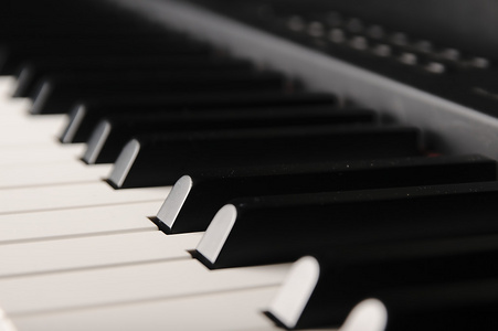 钢琴键。在舞台上的乐器