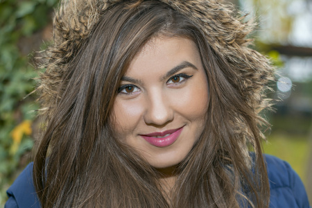 一件夹克配毛皮一名年轻女子的画像