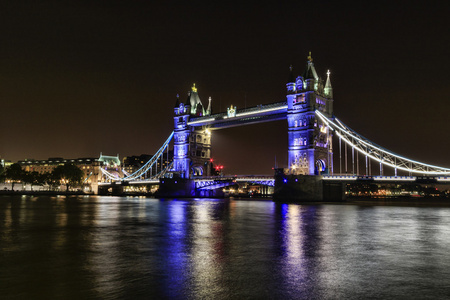在晚上的伦敦塔桥