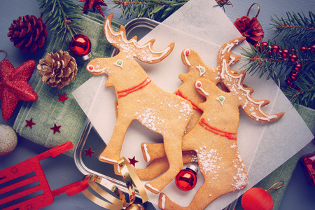 圣诞姜饼麋鹿形的曲奇饼与装饰图片