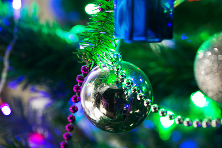 一棵树上的银色圣诞组成。