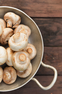 香菇蘑菇在木制的背景上的平底锅