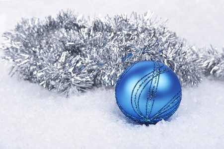 在雪地里的蓝色圣诞球。