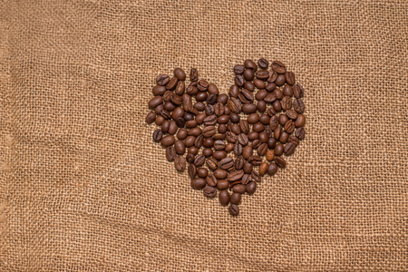 咖啡豆麻布面料的心形的心图片