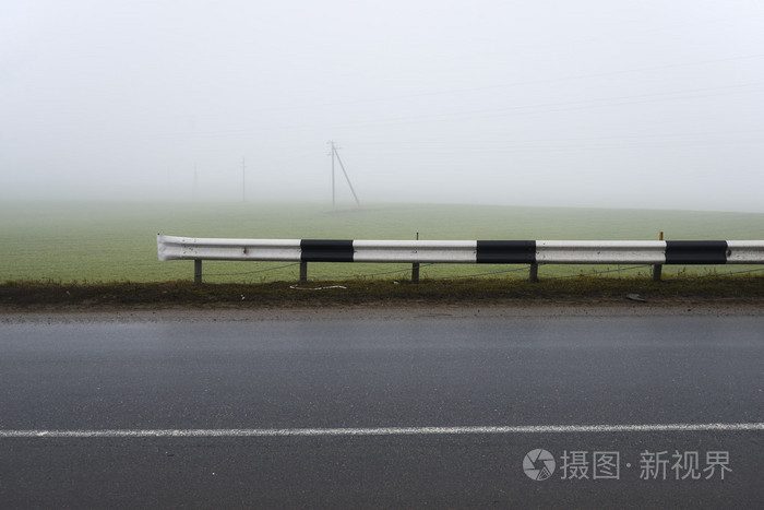 在多云的天空地平线沥青道路