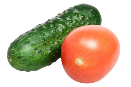 鲜黄瓜和西红柿在白色背景上