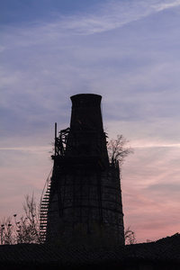 日落时的旧熔炉