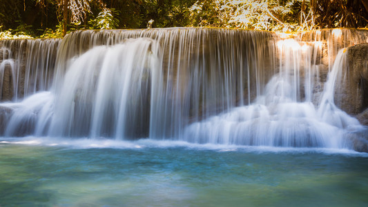 深林国家公园的美丽的热带蓝色河流瀑布