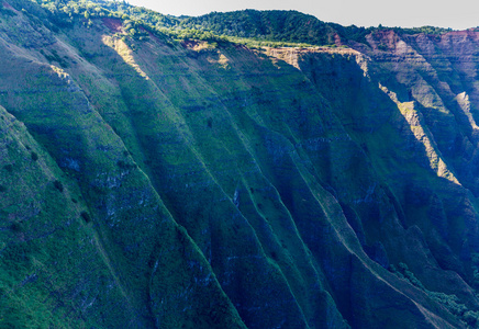 Awaawapuhi 山路尽头以上 Na Pali 海岸在考艾岛的悬崖上