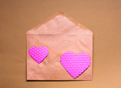 信封与两个情人节心在橙色背景