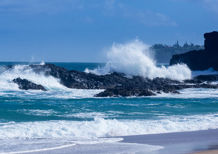 强大的海浪流经岩石在鲁玛海海滩，考艾岛