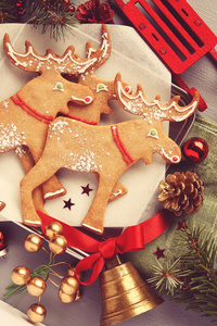 圣诞姜饼麋鹿形的曲奇饼与装饰