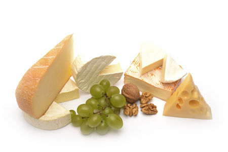 各种类型的白色背景上的奶酪