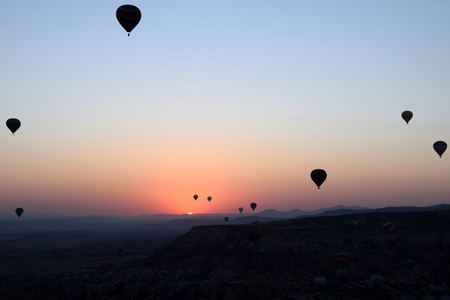气球飞越卡帕多细亚，土耳其在日出