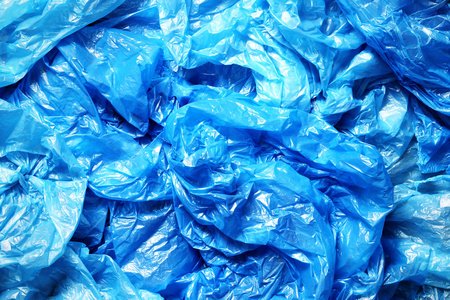 大量的皱巴巴的蓝色塑料袋