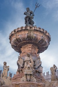 特伦托圆顶主广场观喷泉详细图片