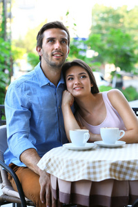 年轻的夫妇在街边咖啡馆