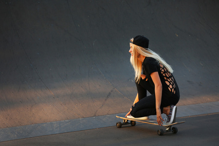 年轻女子溜冰板