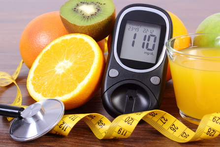 血糖仪 听诊器 水果 果汁和厘米 糖尿病生活方式和营养
