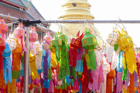 Yeepeng 节的五颜六色的纸灯笼装饰