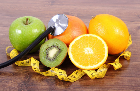听诊器 新鲜水果和厘米 健康的生活方式和营养