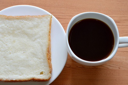 黑咖啡和切片面包