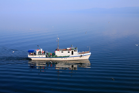 在贝加尔湖的海峡海中的小船
